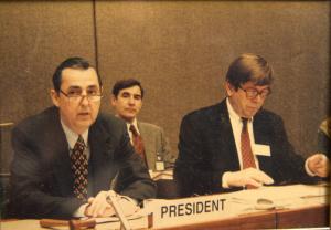 O embaixador brasileiro Gilberto Saboia, à esquerda da imagem, participa de reunião da Comissão de Direitos Humanos da ONU. À época, Saboia era o presidente desta comissão.